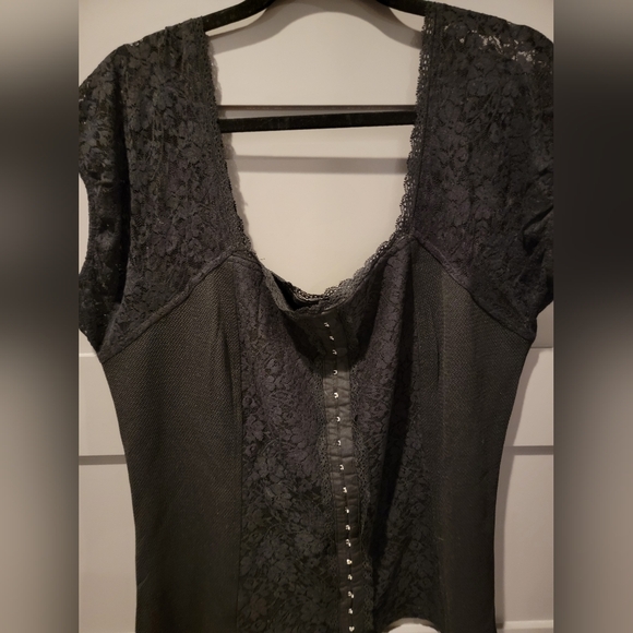 TORRID Hook & Eye Lace Accent Faux Corset Short Sleeve Top Size 2 - Picture 3 of 14